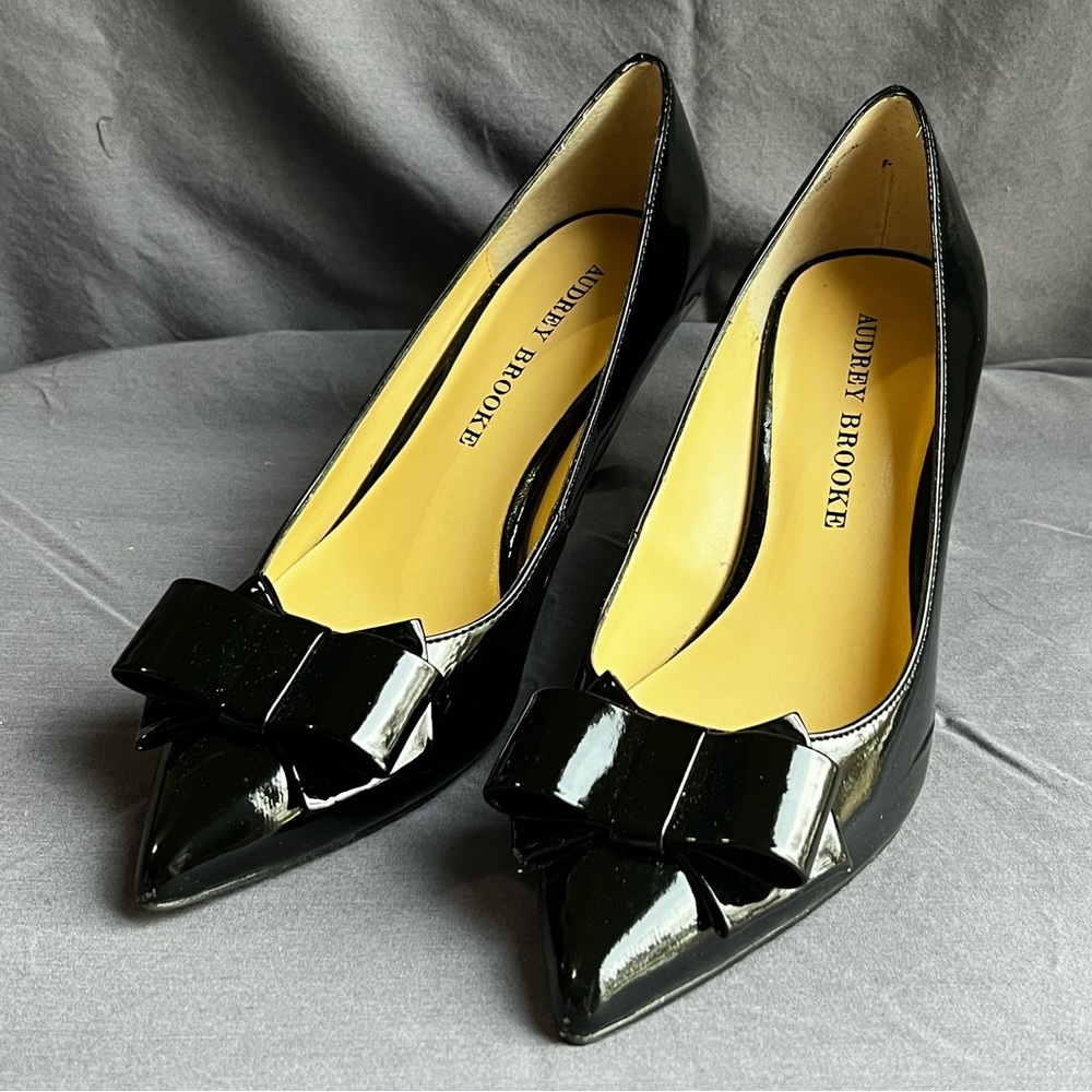 sz 6 Audrey Brooke black patent heels with bow detail